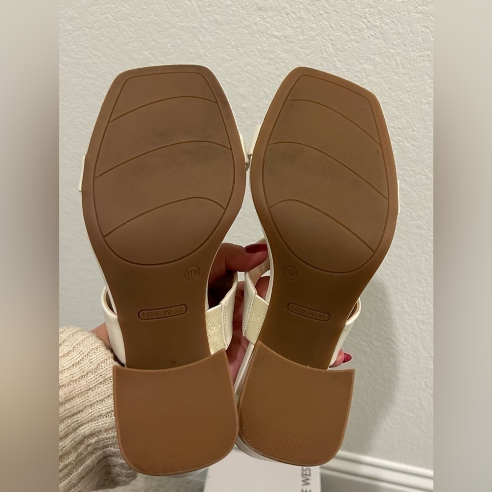 Nine West ivory double band slide heal. Size 11 - Picture 6 of 8